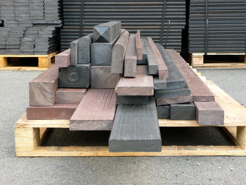 Recycled plastic lumber profiles on pallet